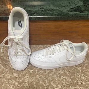 Nike woman’s Nike Sneaker / size 9 is Woman’s